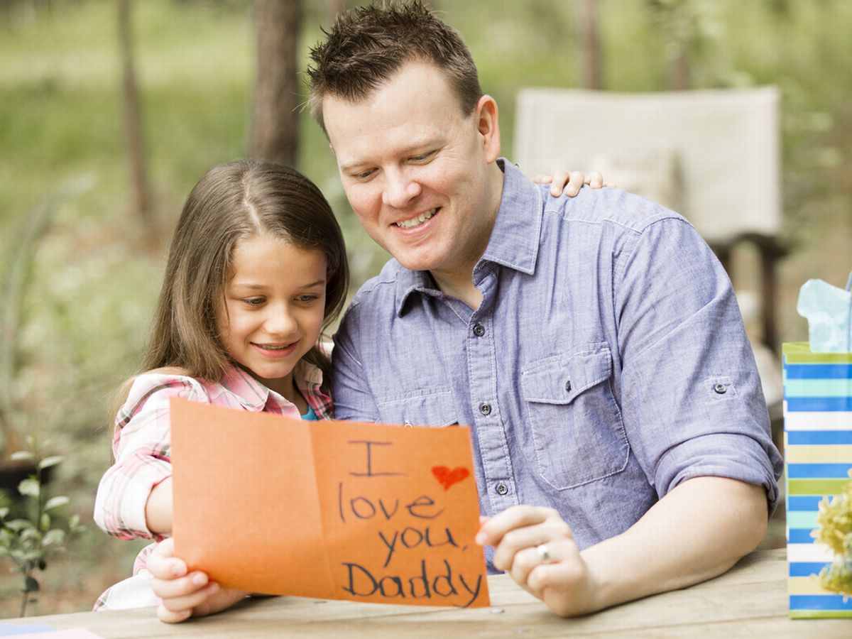 Daddy loves daughter. Дочь показывает папе. Особенный папа карточки. Father's Day. Father's Day Card.